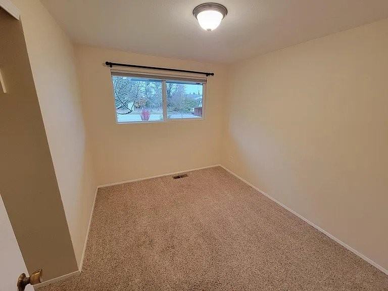 2816 Ne 30th St - Photo 5 of 9