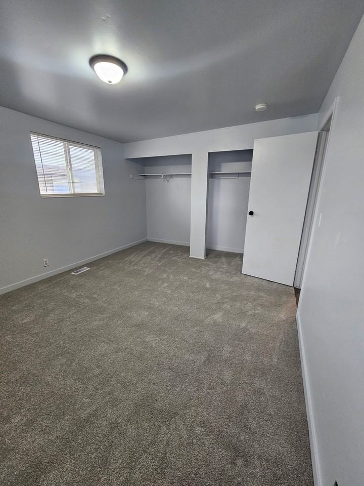 741 N Riverside Dr #2 - Photo 4 of 8