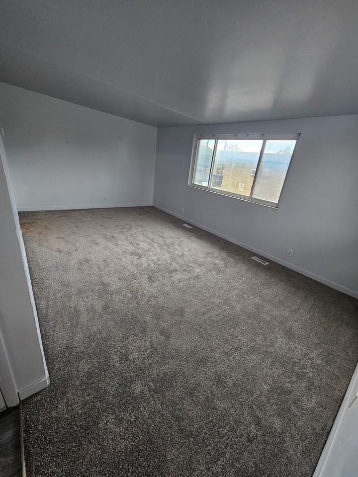 741 N Riverside Dr #2 - Photo 5 of 8