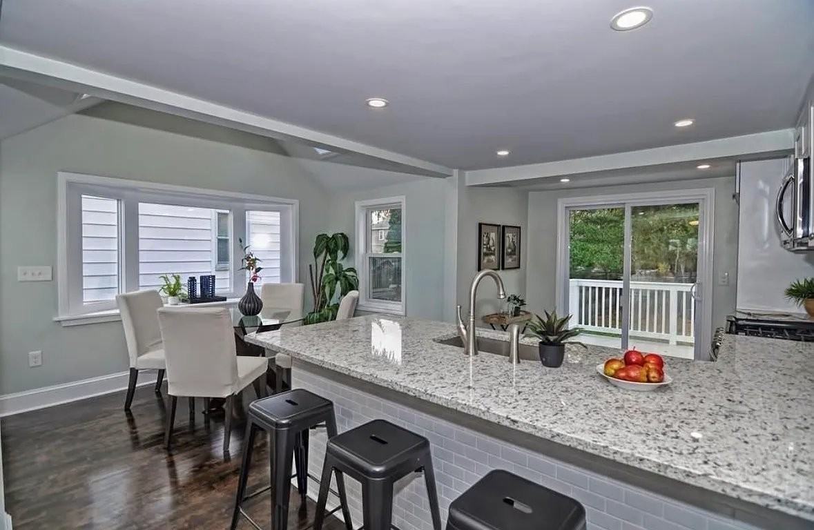 65 Brentwood St - Photo 4 of 20