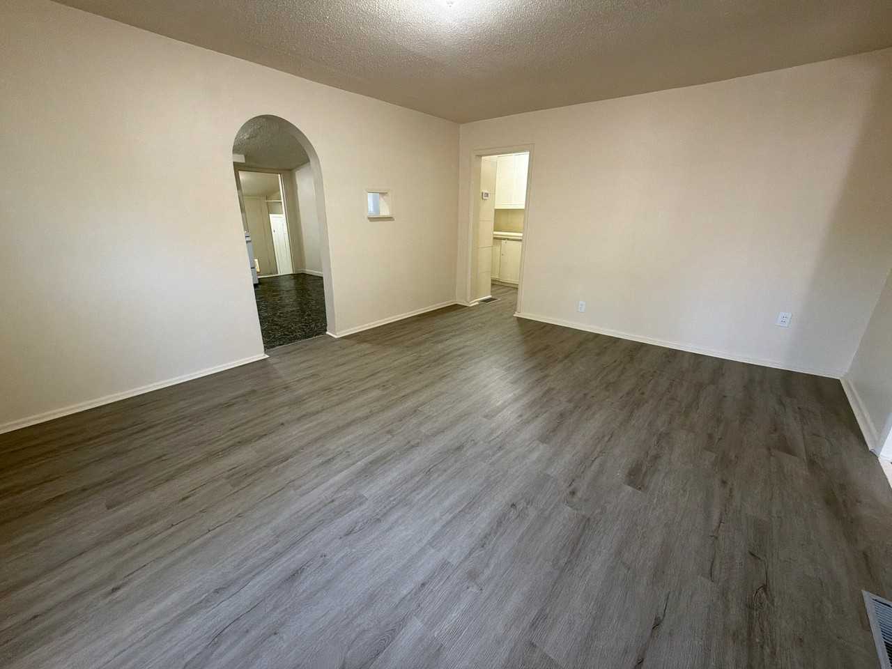 760 E 8th St - Photo 5 of 20