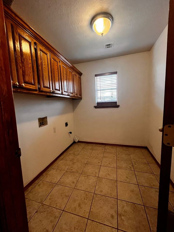 715 E Forest Court Ln - Photo 7 of 30