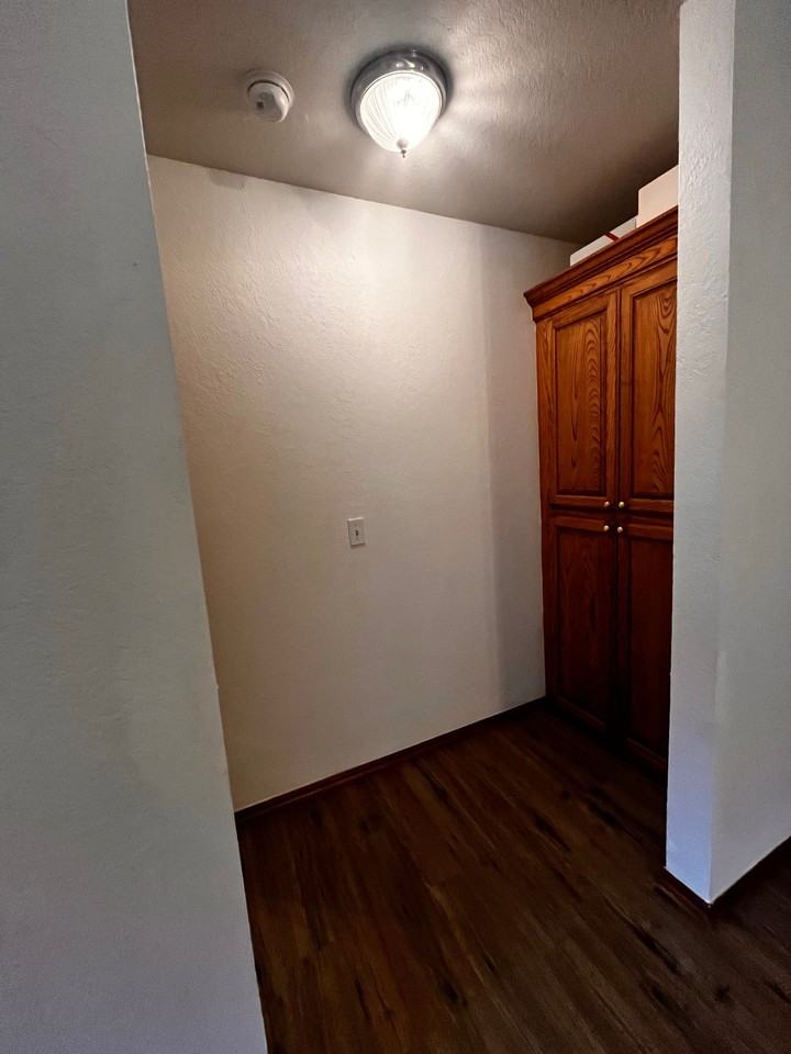 715 E Forest Court Ln - Photo 7 of 35