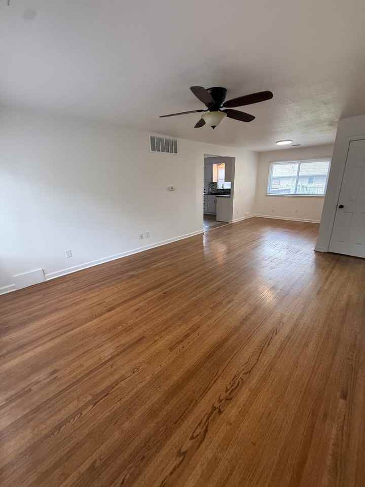 612 E Walnut St - Photo 3 of 17