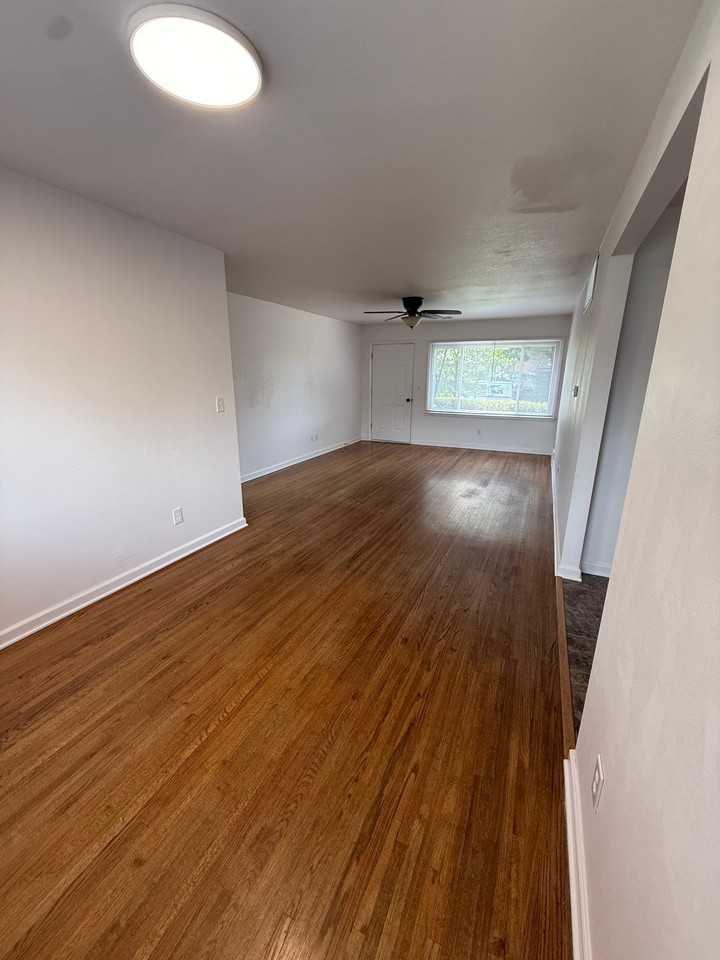 612 E Walnut St - Photo 4 of 17