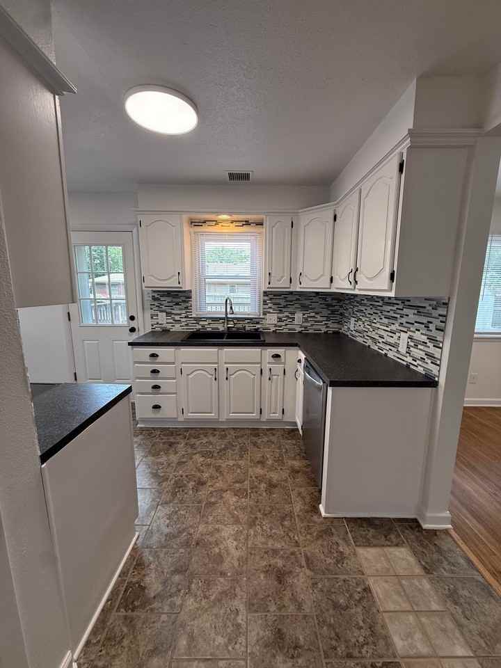 612 E Walnut St - Photo 5 of 17