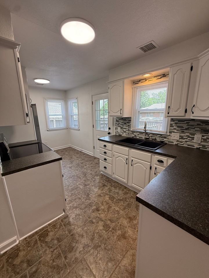 612 E Walnut St - Photo 6 of 17