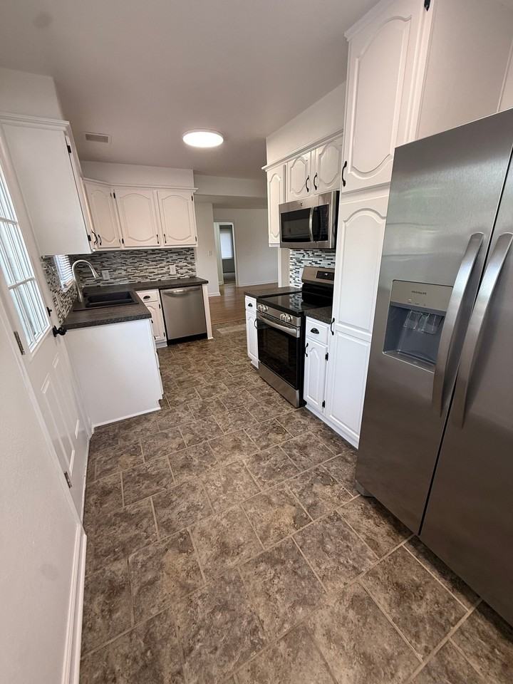 612 E Walnut St - Photo 7 of 17