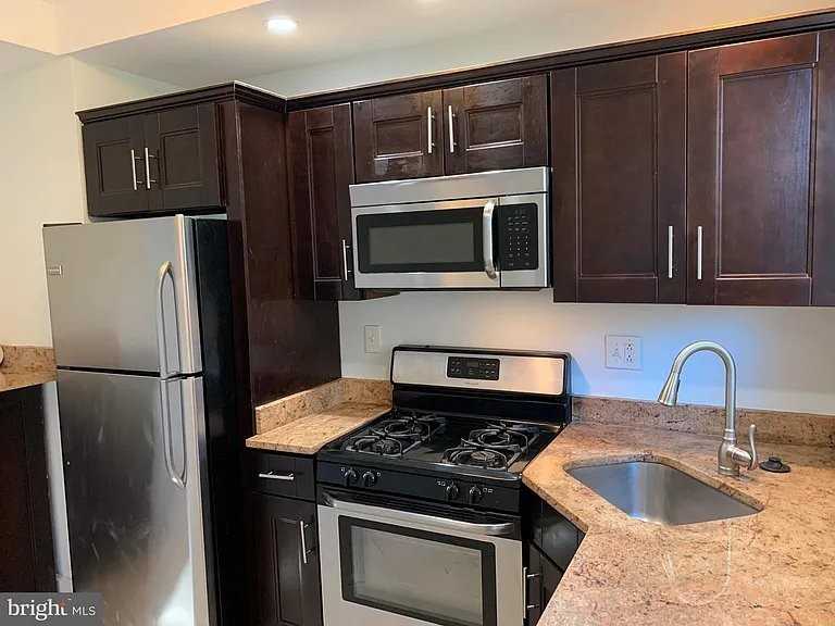 2809 Mayfield Ave - Photo 4 of 17