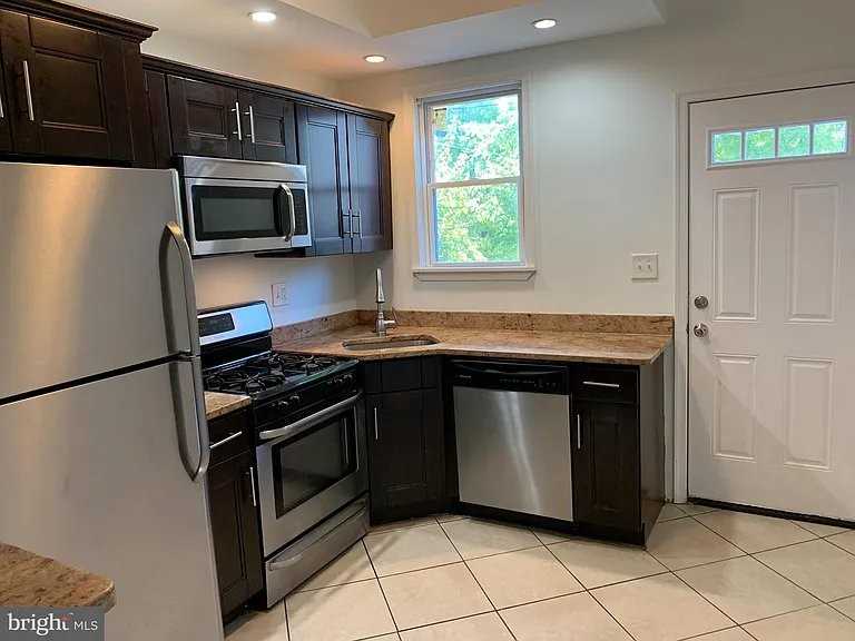 2809 Mayfield Ave - Photo 5 of 17