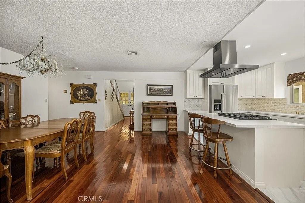 5743 Coke Ave - Photo 6 of 20