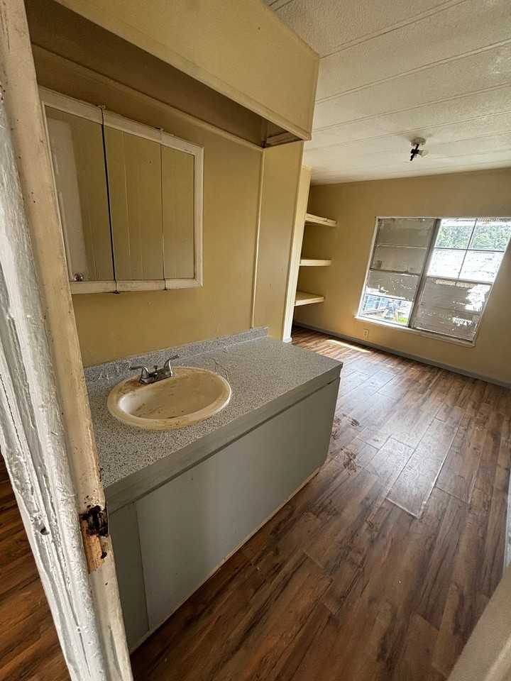 1284 Glendale Ave - Photo 6 of 12