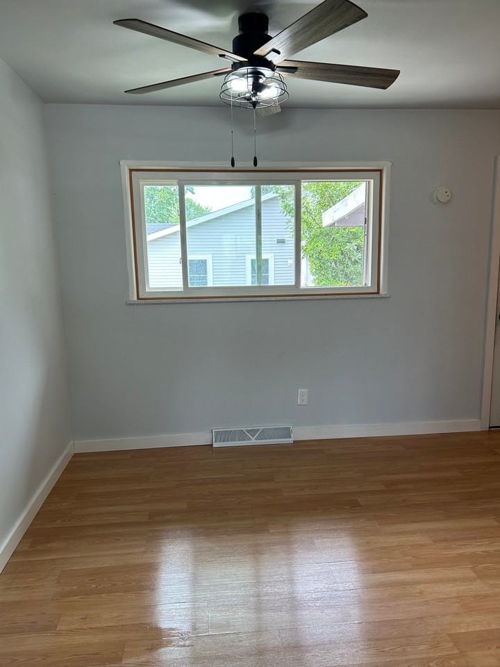 1075 Gillingham Rd - Photo 2 of 8