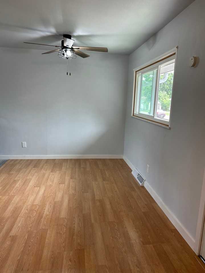 1075 Gillingham Rd - Photo 4 of 8