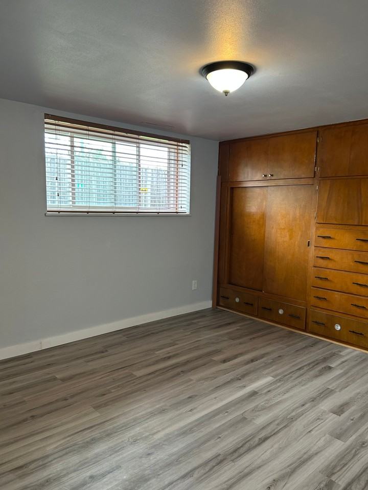 1075 Gillingham Rd - Photo 5 of 8