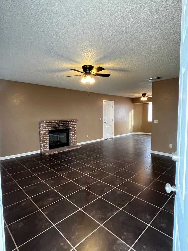 9120 Peach Ave - Photo 3 of 19