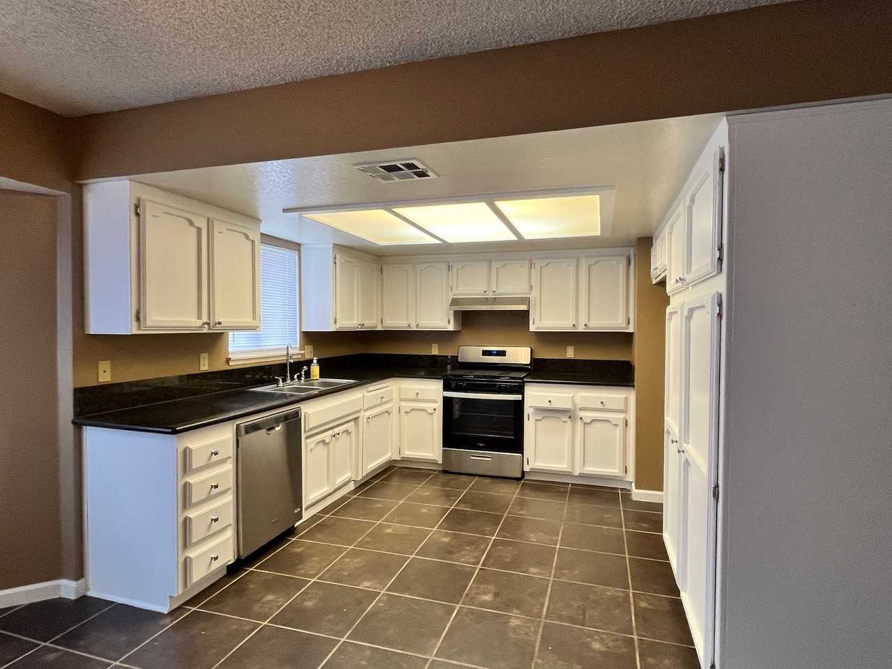 9120 Peach Ave - Photo 7 of 19