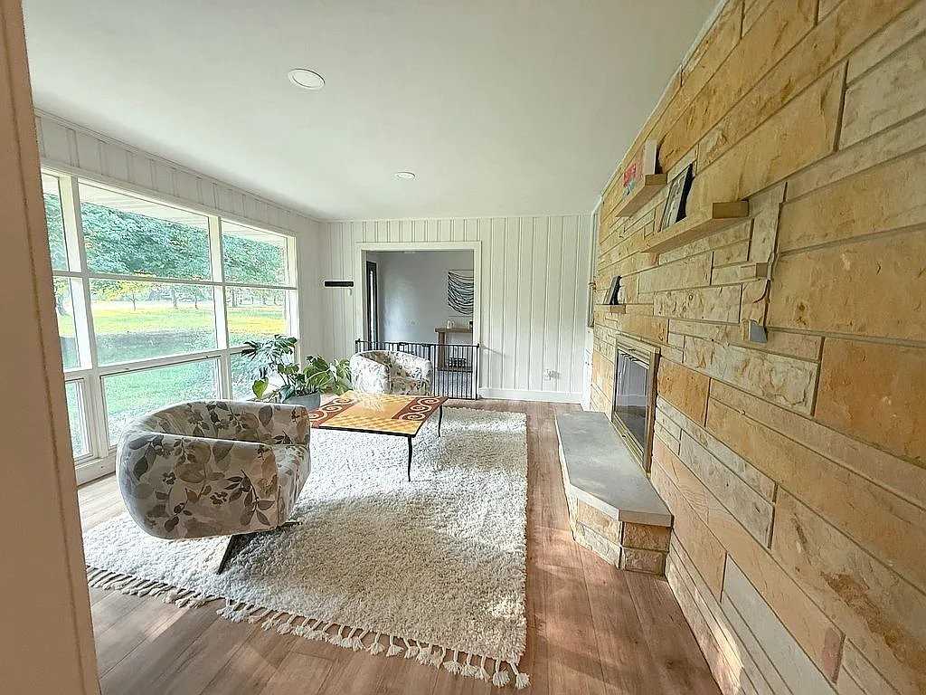 411 S Pleasant Ridge Rd - Photo 2 of 8