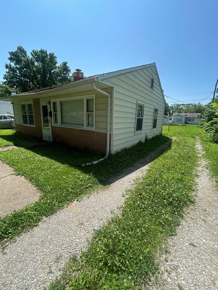 12 Agnes Dr - Photo 3 of 20