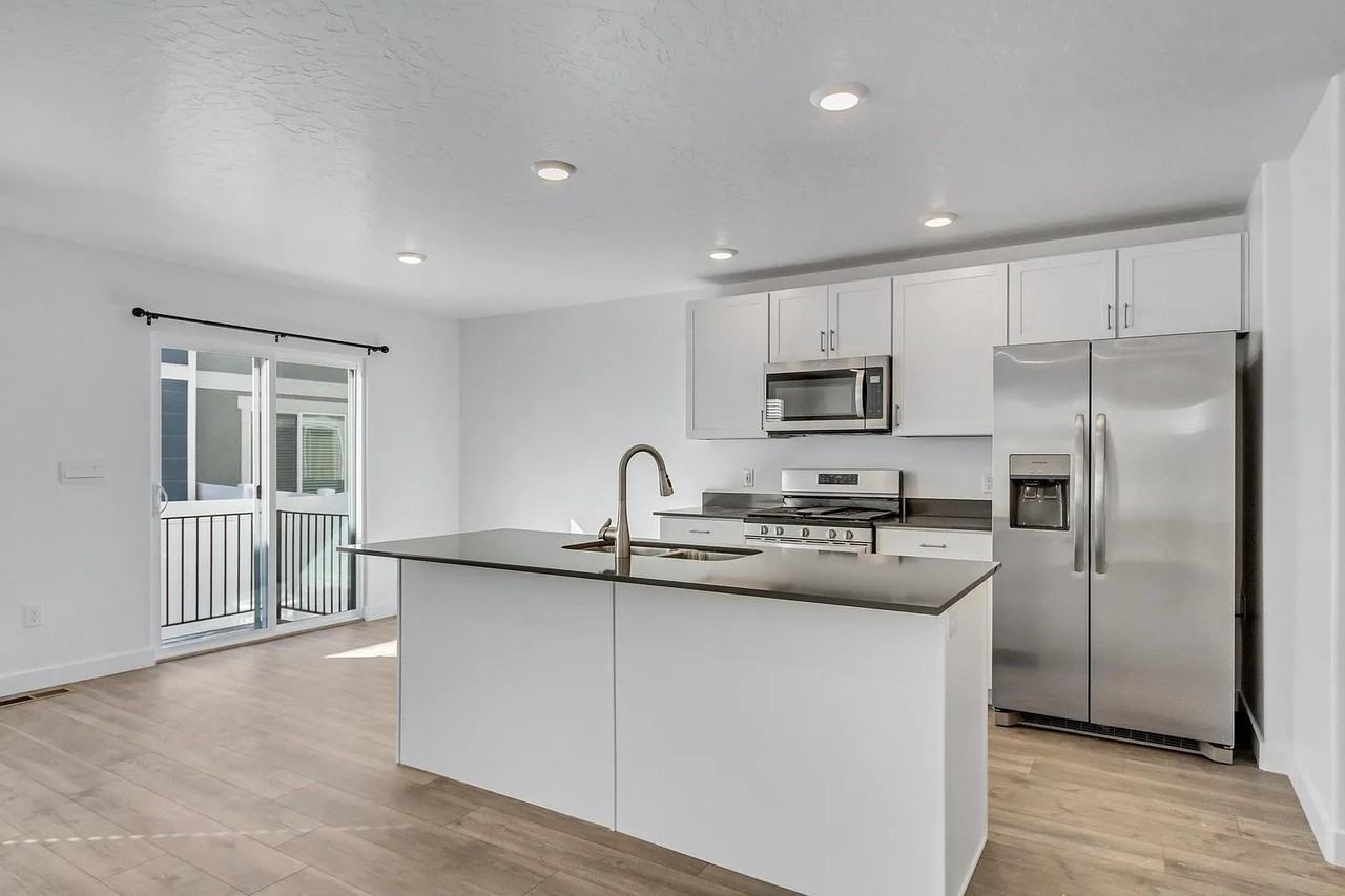 1077 E Jack Dr - Photo 3 of 20
