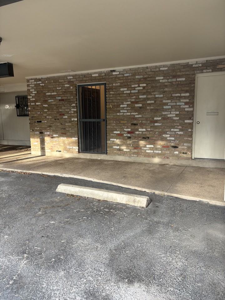 215 W Mistletoe Ave #A - Photo 2 of 8