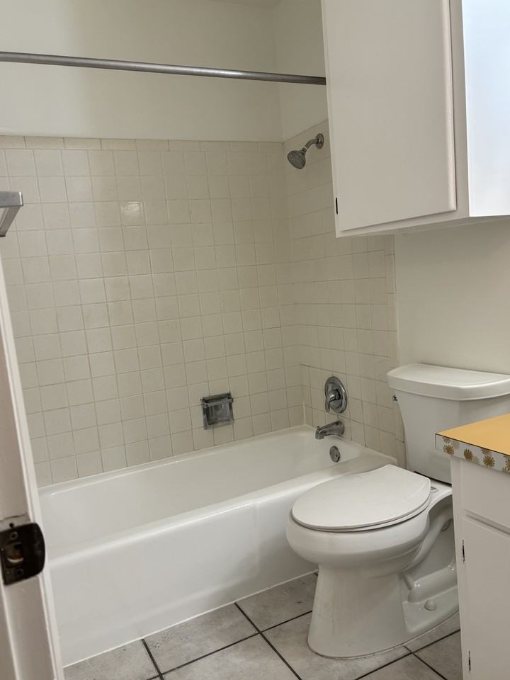 215 W Mistletoe Ave #A - Photo 3 of 8