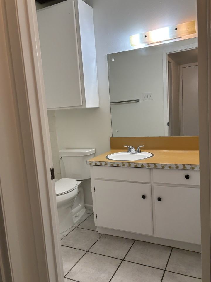 215 W Mistletoe Ave #A - Photo 7 of 8
