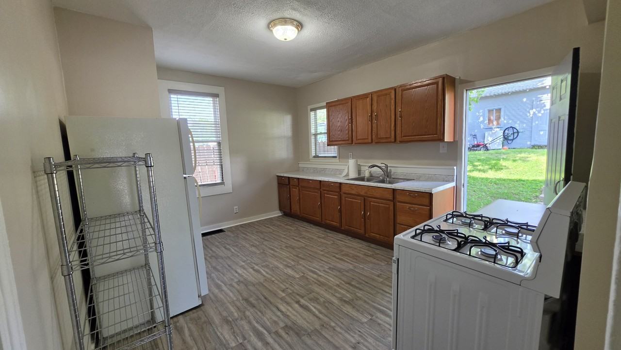 802 Salem St #4 - Photo 4 of 9