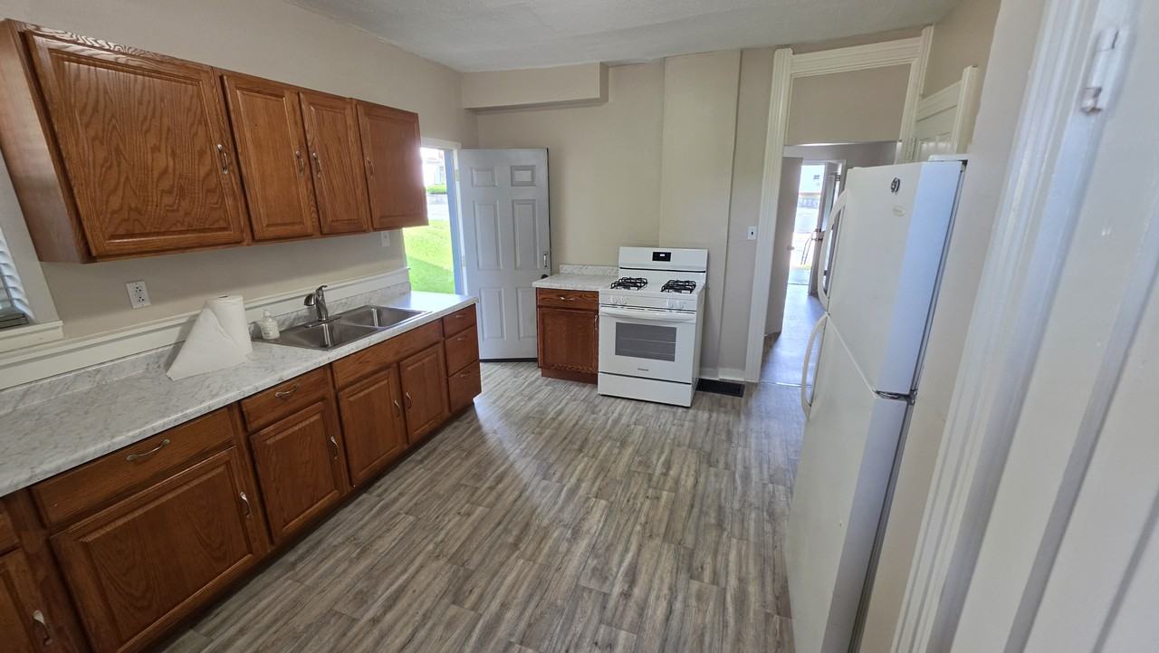 802 Salem St #4 - Photo 5 of 9