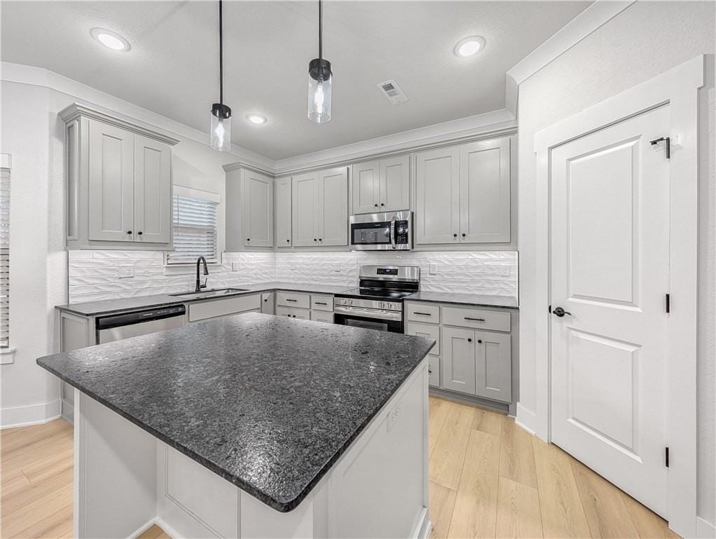 100 Selkirk Dr - Photo 2 of 26