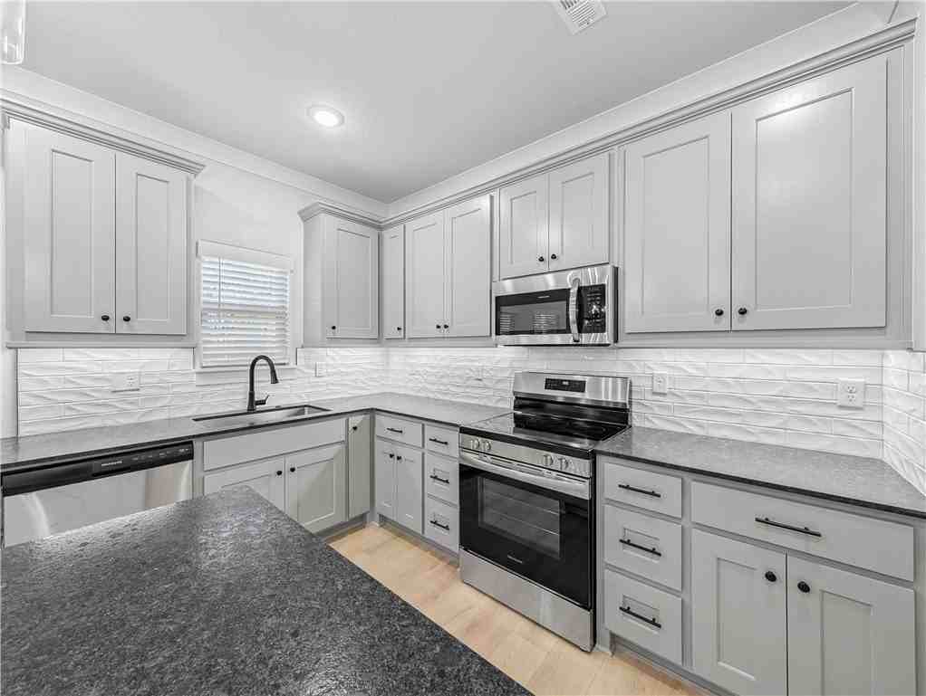 100 Selkirk Dr - Photo 3 of 26