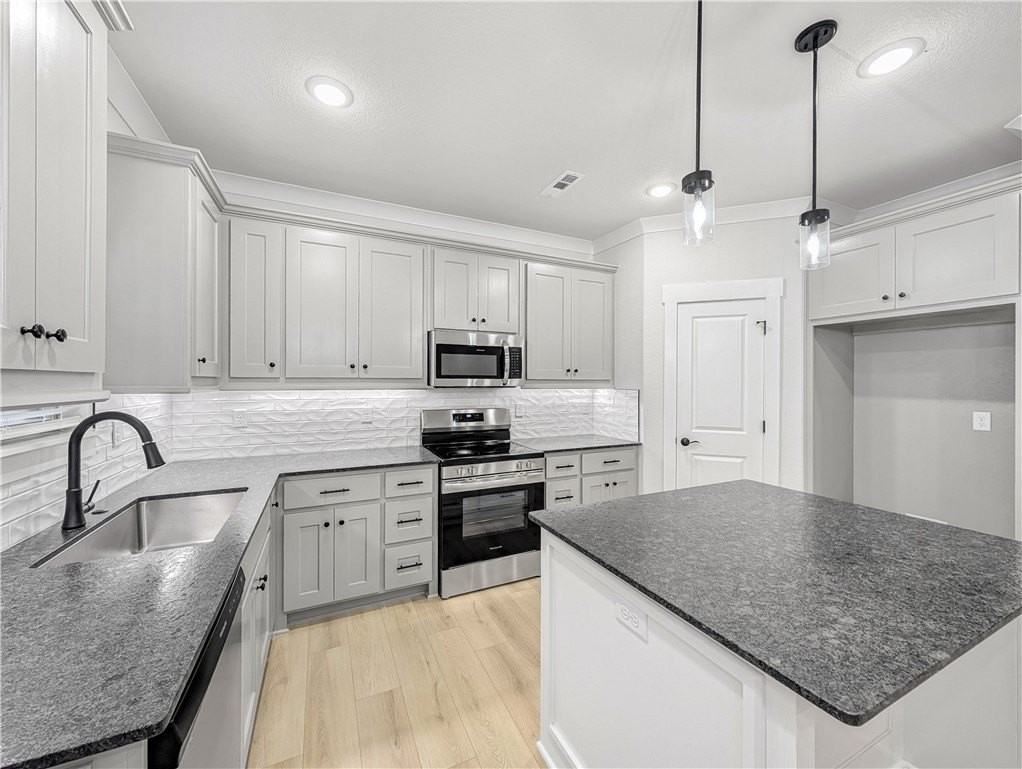 100 Selkirk Dr - Photo 5 of 26