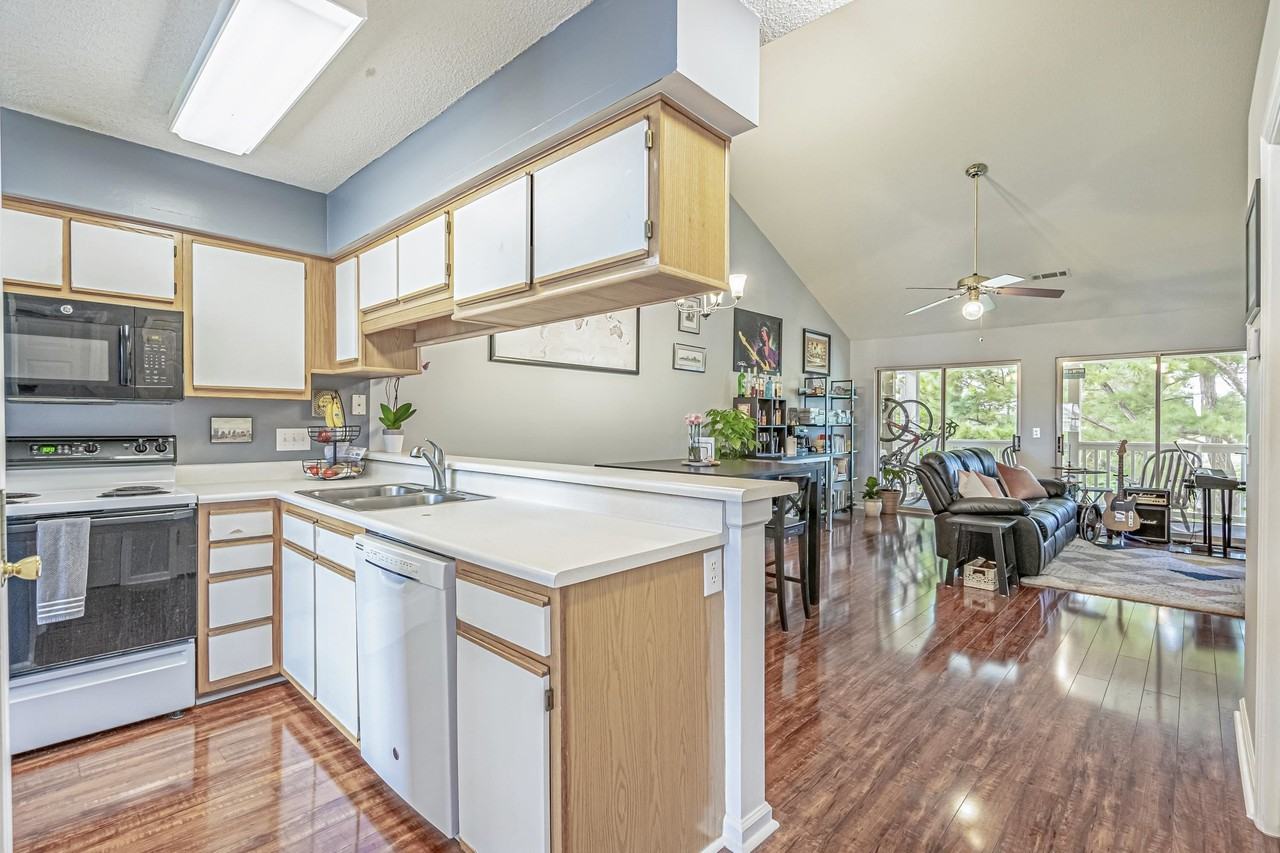 4930 Windsor Green Way #302 - Photo 5 of 34