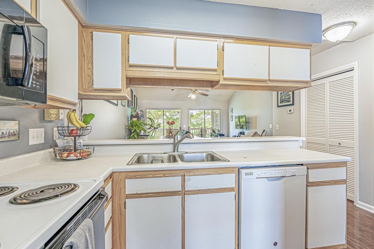 4930 Windsor Green Way #302 - Photo 6 of 34
