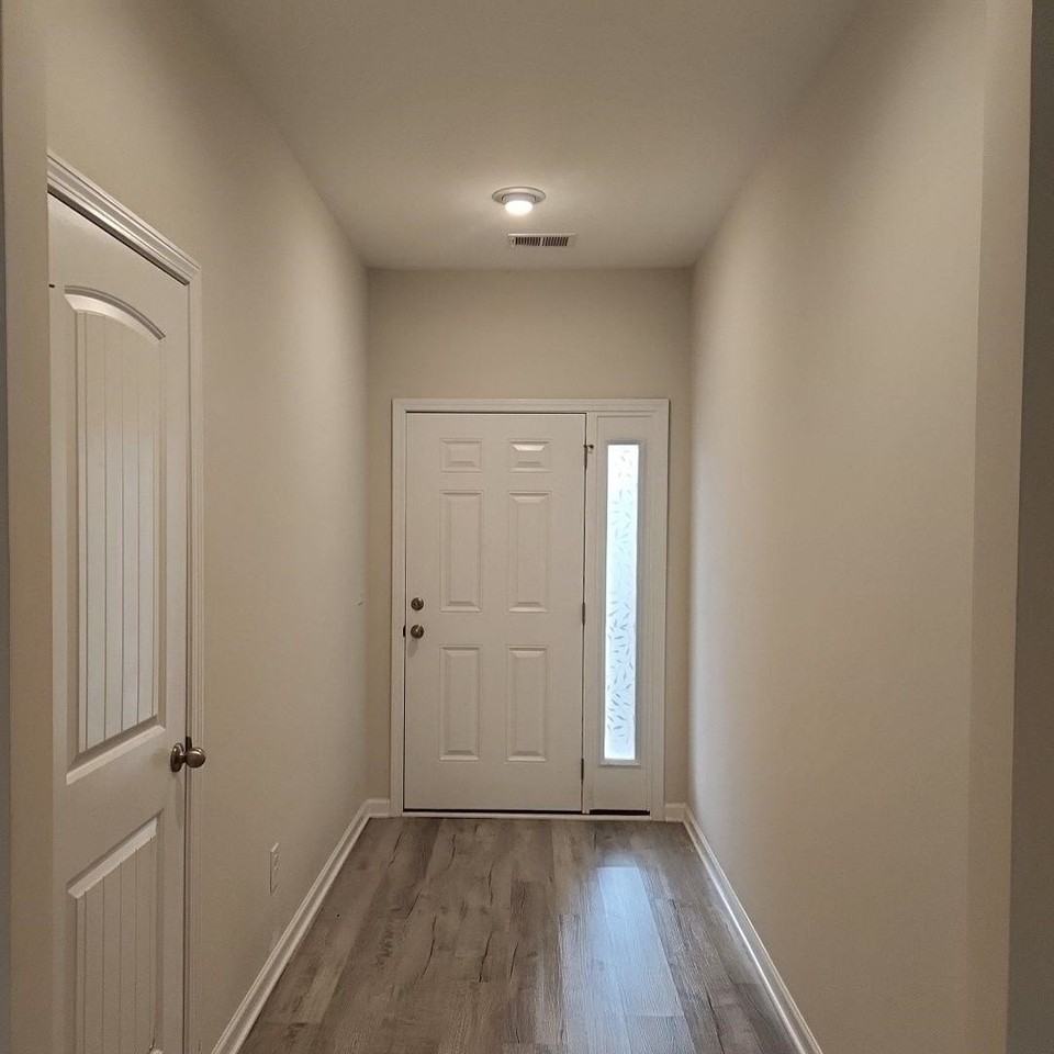 497 Hillsborough Dr - Photo 2 of 32
