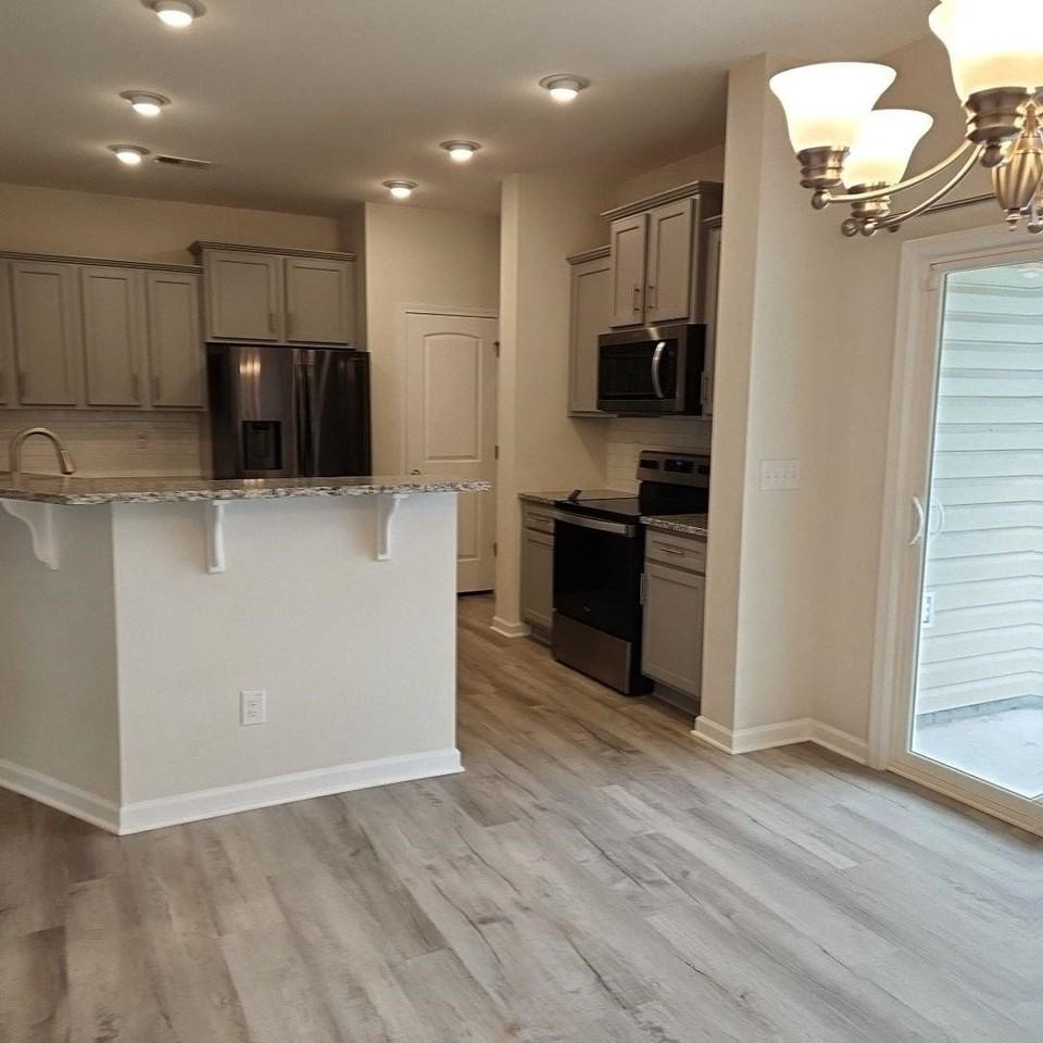 497 Hillsborough Dr - Photo 3 of 32