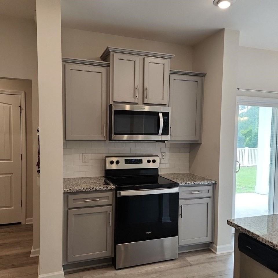 497 Hillsborough Dr - Photo 4 of 32