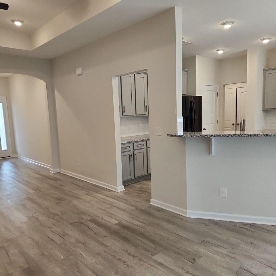 497 Hillsborough Dr - Photo 6 of 32