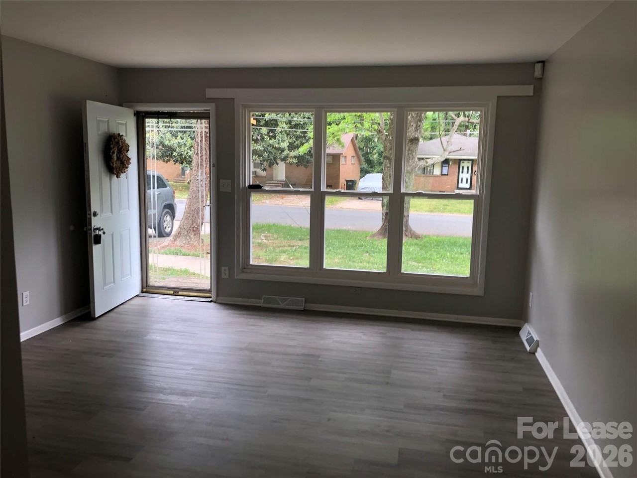 524 Blendwood Dr - Photo 3 of 14