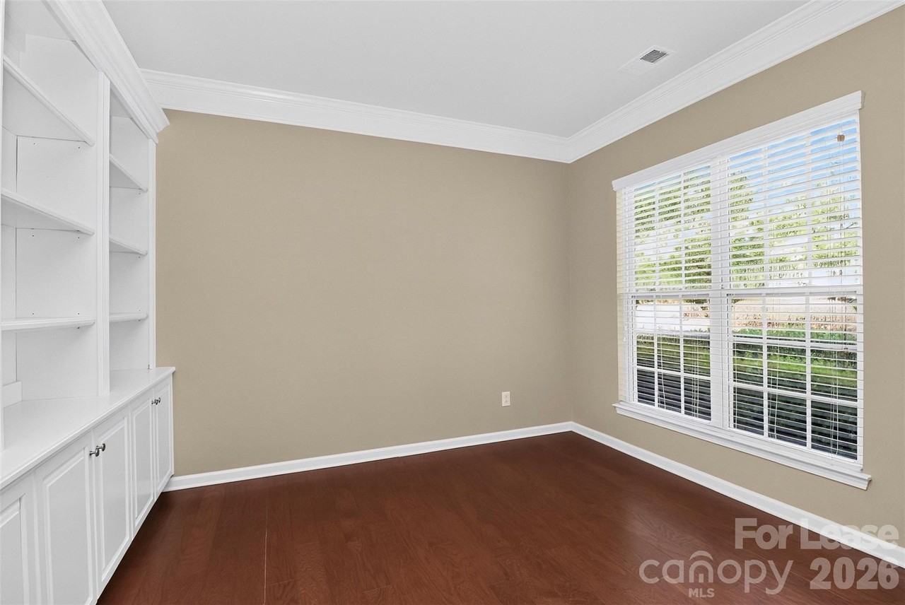 10229 Blairbeth St - Photo 5 of 41