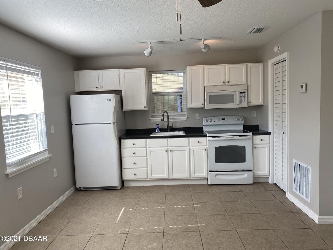 914 N Wild Olive Ave #910 - Photo 5 of 31