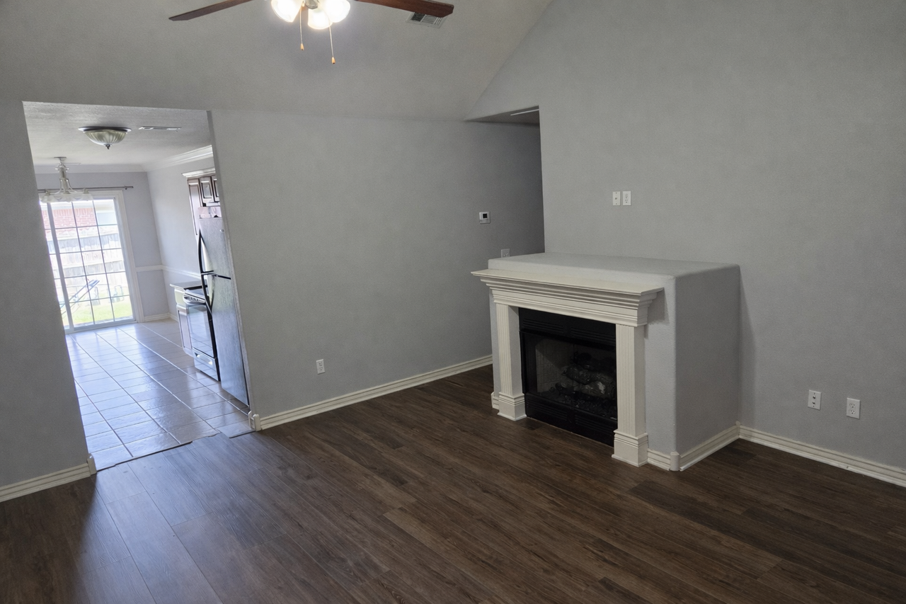 945 Oak Crossing Dr #NA - Photo 3 of 3