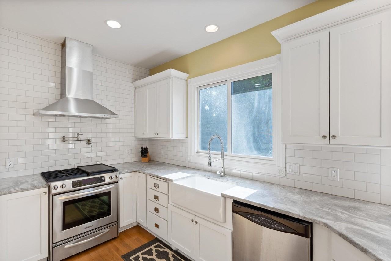 17733 Rolling Woods Cir - Photo 3 of 35