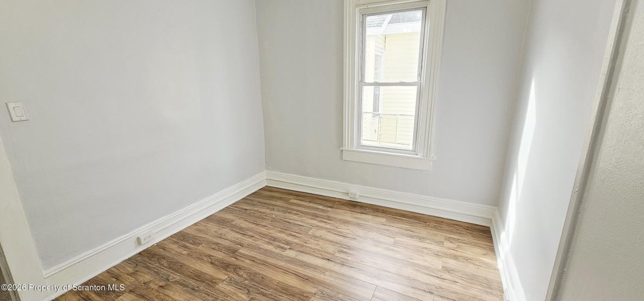1319 Washburn St #1stFL - Photo 6 of 8