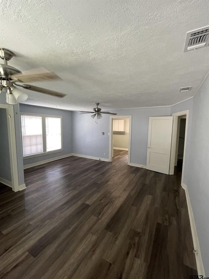 310 S Boon Ave - Photo 3 of 10