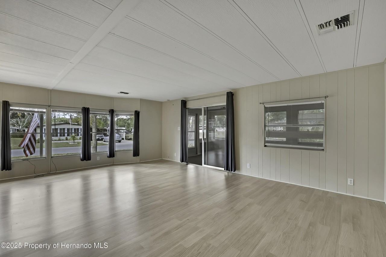 8054 Mission St - Photo 5 of 50