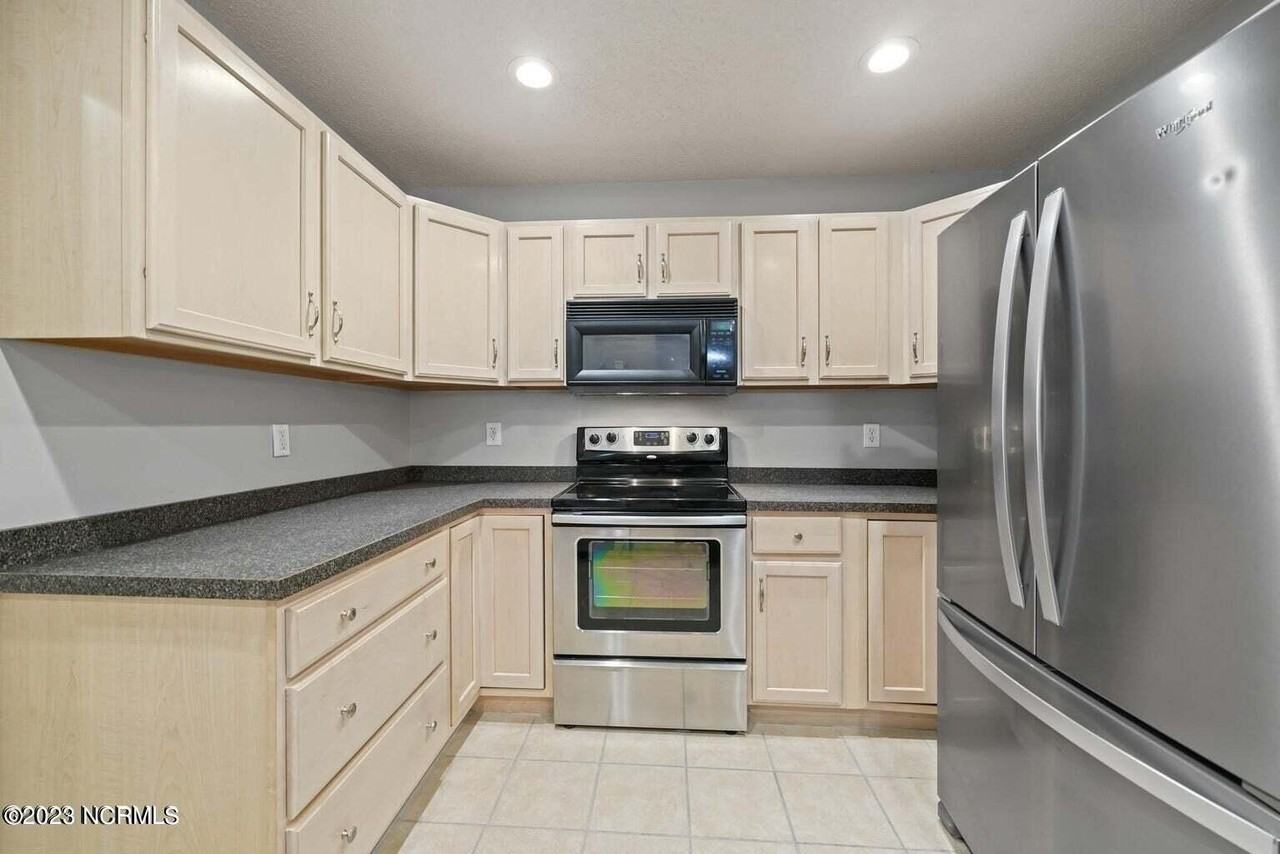195 Adams Cir - Photo 3 of 21