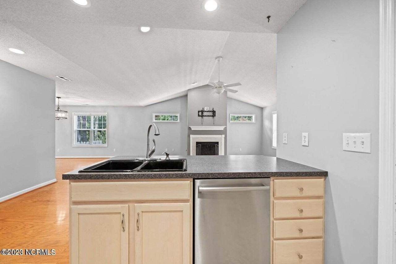 195 Adams Cir - Photo 4 of 21
