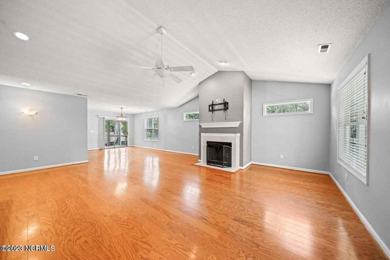 195 Adams Cir - Photo 7 of 21