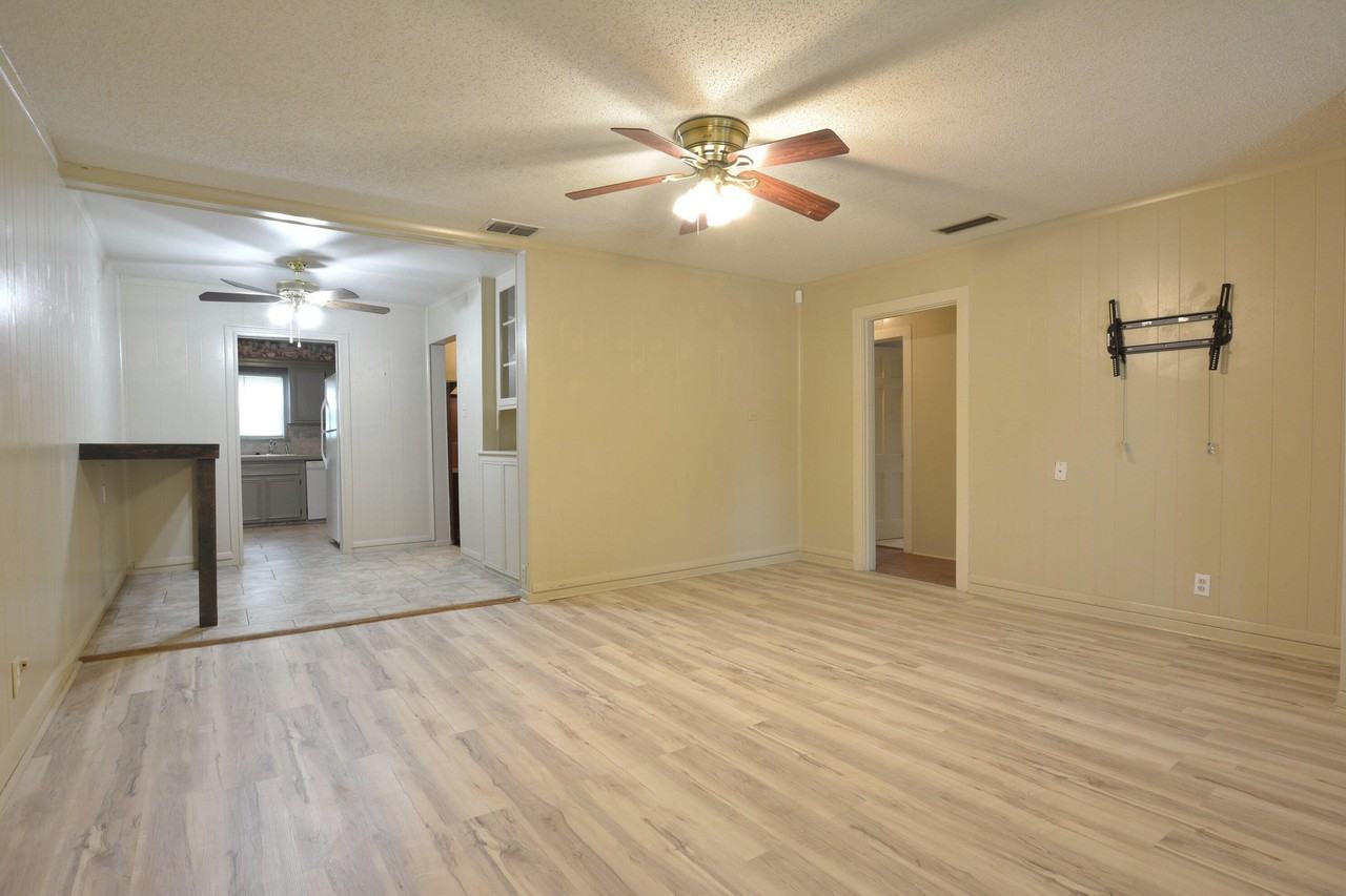2420 26th St - Photo 4 of 25